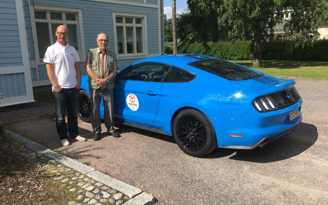 Tukalan helteen viilennykseen autoretki Ford Mustang GT:llä Lottamuseolle
