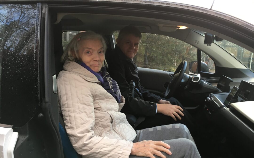 Virkistystä, autoretki, iäkäs, Automies, DriveNow, BMW i3